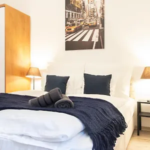 Momo Luxury Opera Apartment